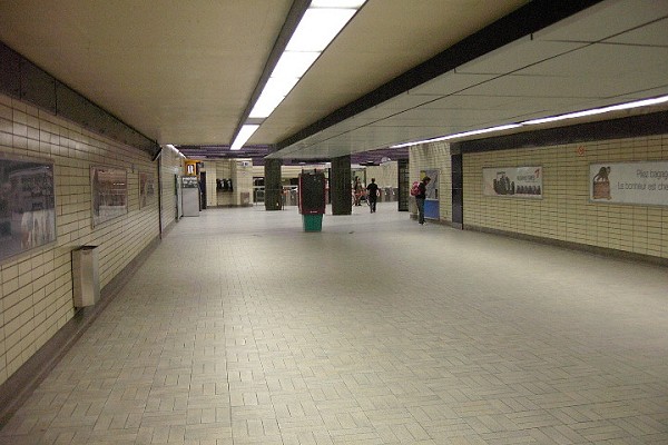 Fiche média no. 91391 Station Sherbrooke; Corridor souterrain menant de l'édicule Ouest à la grande salle de la station (niveau mezzanine). 19/31 Ligne Orange Métro de Montréal