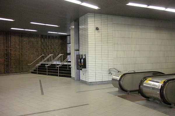 Fiche média no. 91390 Station Sherbrooke; autre point de vue du rez de chaussée de l'édicule Ouest, les escaliers mécaniques mênent au niveau mezzanine de la station. 19/31 Ligne Orange Métro de Montréal