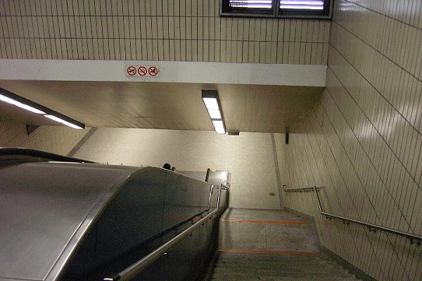Station Sherbrooke; escaliers de l'édicule Ouest accédant au niveau mezzanine de la station. 19/31 Ligne Orange Métro de Montréal 