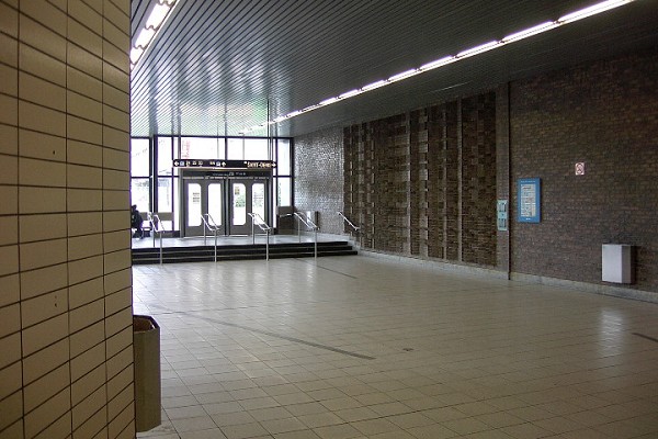 Station Sherbrooke; Intérieur de l'édicule Ouest de la station. 19/31 Ligne Orange Métro de Montréal 