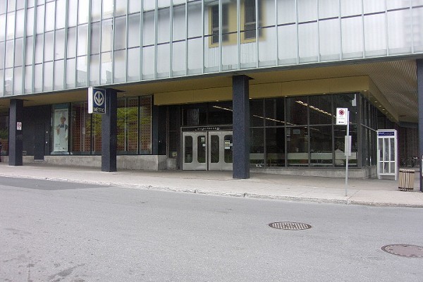 Fiche média no. 91387 Station Sherbrooke; vue extérieure de l'édicule qui est intégré à un grand édifice. situé à l'angle des rues Sherbrooke et Berri. 19/31 Ligne Orange Métro de Montréal