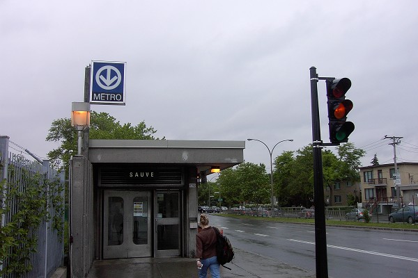 Fiche média no. 91969 Station Sauvé; Édicule sud de la station, situé à l'angle du boulevard Sauvé et de la rue Berri. Arrondissement Ahuntsic. 27/31 Ligne Orange Métro de Montréal