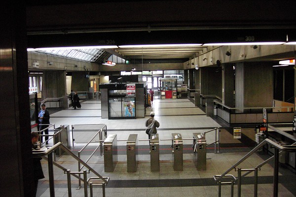 Fiche média no. 91355 Station Place-D'Armes; Niveau mezzanine de la station, en regardant vers l'Est, à partir d'un corridor du rez de chaussée du Palais des Congrès de Montréal. 16/31 Ligne Orange Métro de Montréal