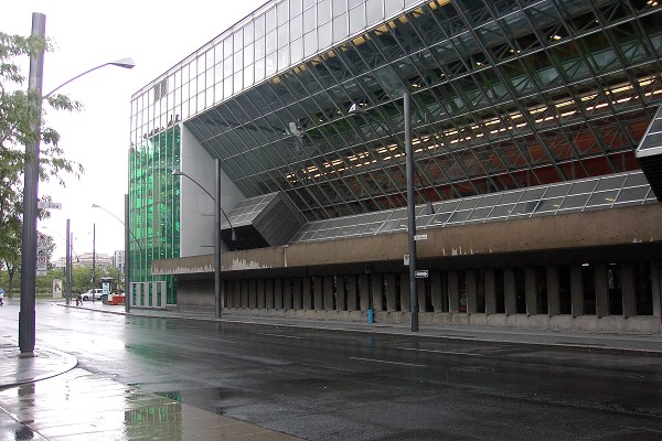 Fiche média no. 91239 Station Place-D'Armes; Palais des Conrès de Montréal au quel la station est intégrée (rez de chaussée au niveau de la rue Viger). 16/31 Ligne Orange Métro de Montréal