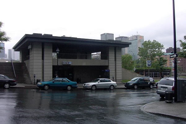 Fiche média no. 91361 Station Champs-De-Mars; Édicule sud de la station permettant l'accès à l'hôtel de ville, et aux autres édifices administratifs de la ville de Montréal. 17/31 Ligne Orange Métro de Montréal