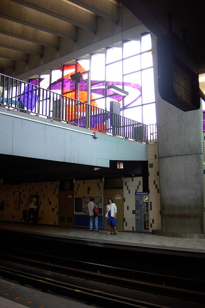 Fiche média no. 91376 Station Champs-De-Mars; Vue sur le quai direction Montmorency (à gauche), juste en dessous de la mezzanine. 17/31 Ligne Orange Métro de Montréal