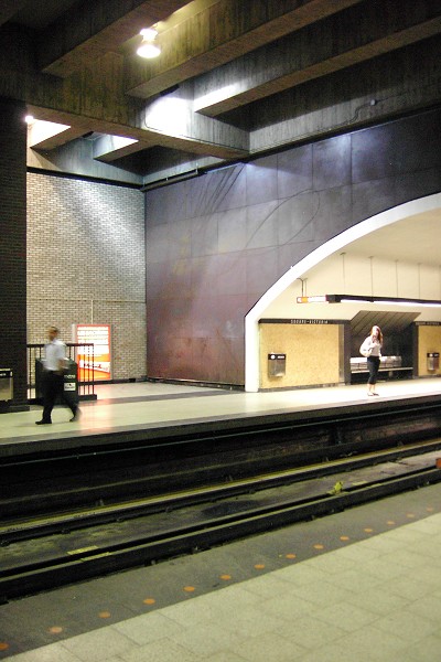 Fiche média no. 91204 Station Square-Victoria; Un recoin de la grande salle de la station; photo prise à partir du quai direction Côte-Vertu (à droite)regardant le quai direction Montmorency (à gauche). 15/31 Ligne Orange Métro de Montréal