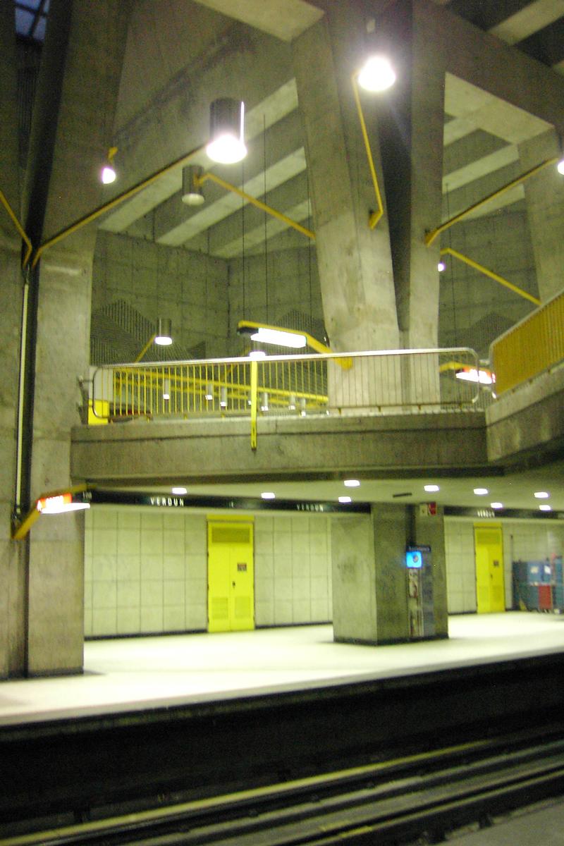 Fiche média no. 89424 Station Verdun, regard sur le quai direction Honoré-Beaugrand; le niveau mezzanine juste au dessus des voies.À gauche direction Honoré-Beaugrand, à droite direction Angrignon. 24/27 ligne Verte Métro de Montréal