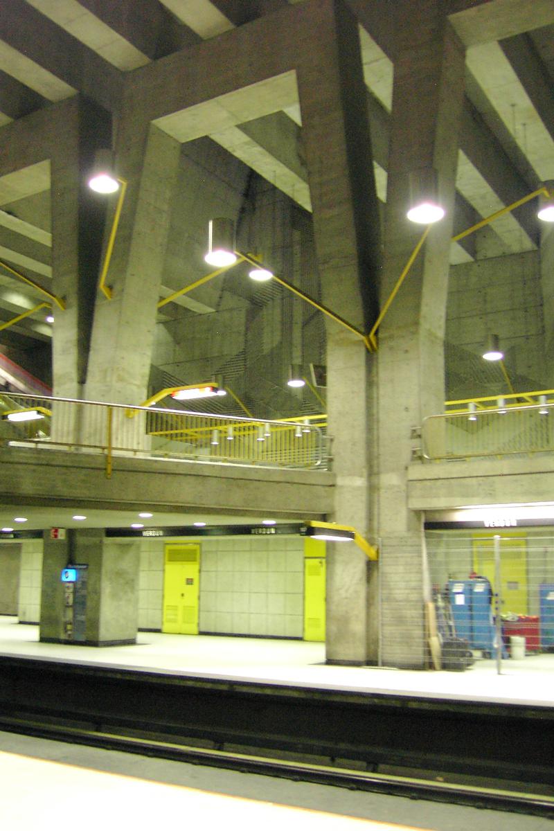 Fiche média no. 89425 Station Verdun; sur le quai direction Angrignon, regardant vers l'est, le quai direction Honoré-Beaugrand; la passerelle du niveau mezzanine vue de son côté ouest. 24/27 ligne Verte Métro de Montréal