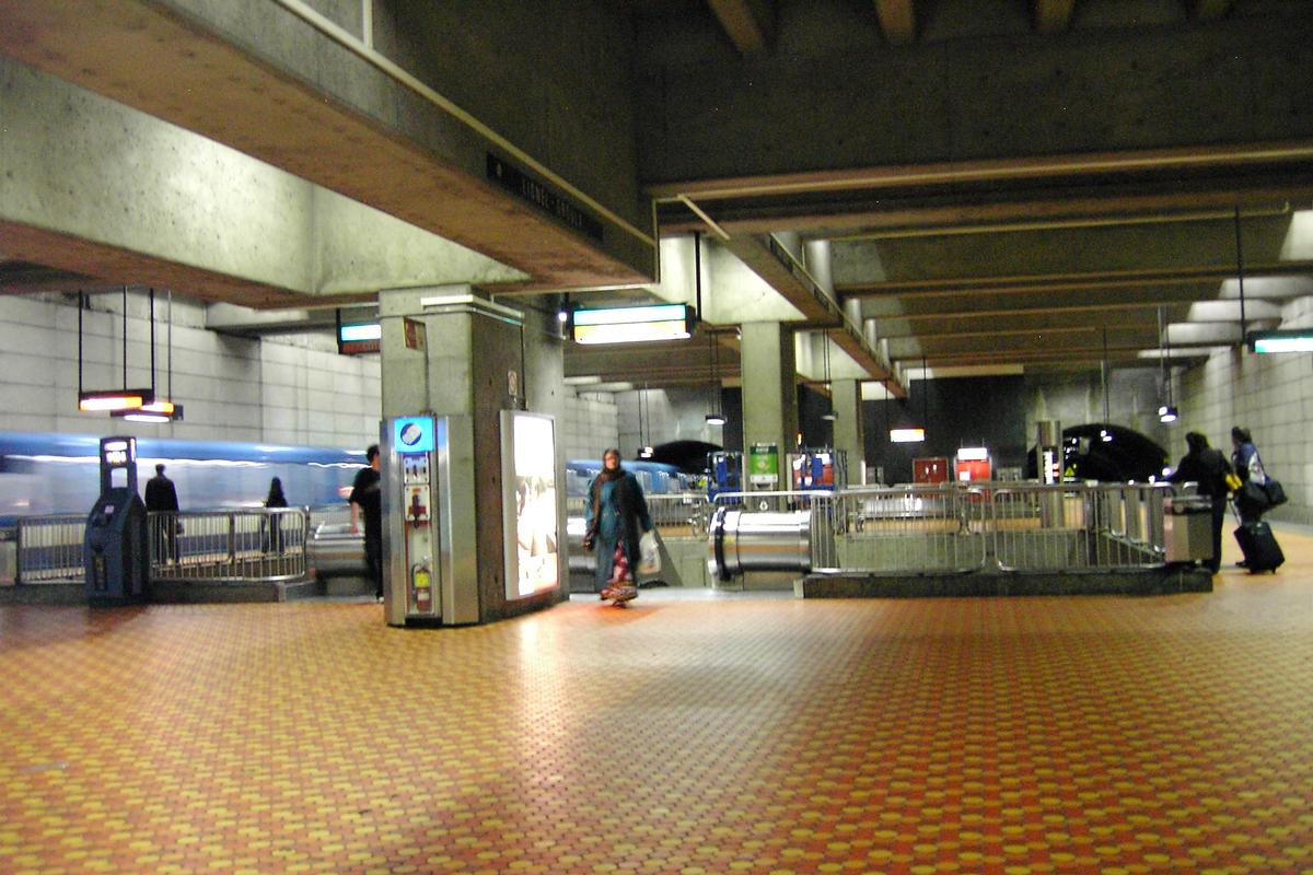 Fiche média no. 88859 Station de correspondance Lionel-Groulx, Niveau intermédiaire avec à gauche le quai direction Côte,Vertu de la ligne Orange, et à droite le quai direction Honoré-Beaugrand de la ligne Verte. 20/27 lignes Orange et Verte métro de Montréal