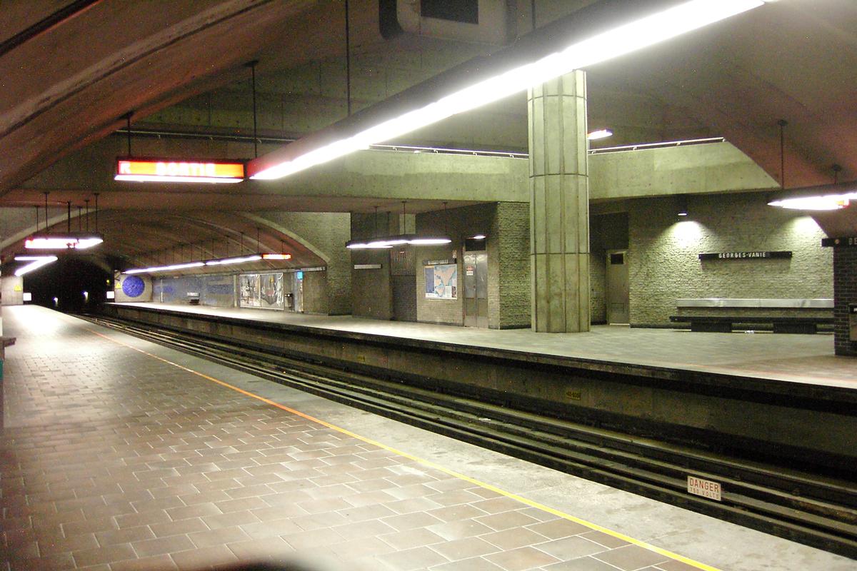 Fiche média no. 91023 Station Georges-Vanier; Vue du centre de la station au niveau de la grande salle, on aperçoit la passerelle qui traverse les quais et les voies de la station; en regardant vers l'Ouest, en direction Côte-Vertu. 12/31 Ligne Orange Métro de Montréal