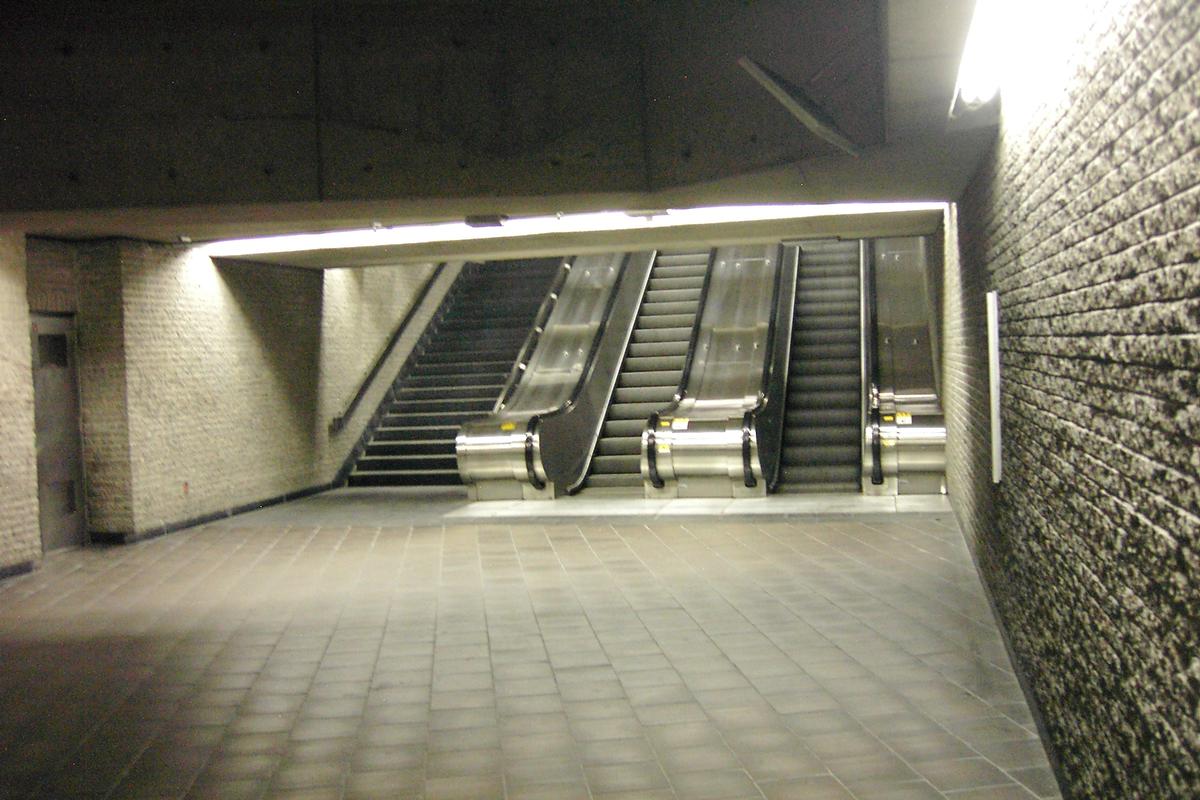 Fiche média no. 91024 Station Georges-Vanier; sur le niveau passerelle, côté quai côte-Vertu(en dessous), face à l'escalier menant là haut, au niveau guérite de perception. 12/31 Ligne Orange Métro de Montréal