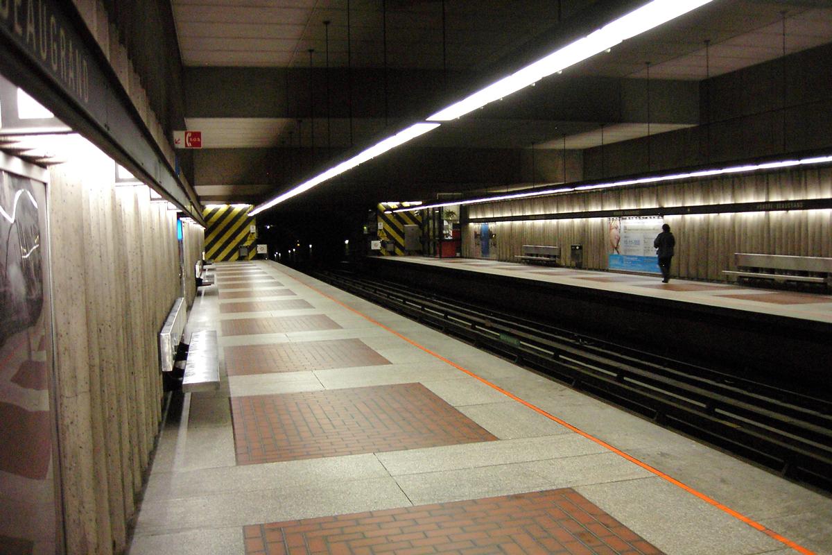 Fiche média no. 88499 Station terminus Honoré-Beaugrand 01/27 ligne Verte métro de Montréal, vue de l'extrémité ouest de la station, photo prise sur le quai direction Est