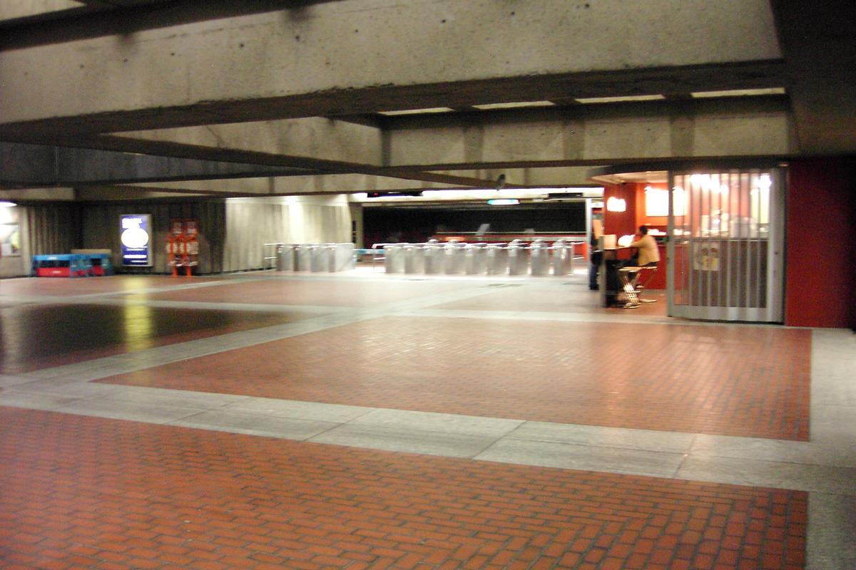 Fiche média no. 91589 Station terminale Honoré-Beaugrand; Aperçu de l'étendue de la mezzanine de la station; au fond les tourniquets, et à leur droite, la guérite de perception. 01/27 Ligne Verte Métro de Montréal