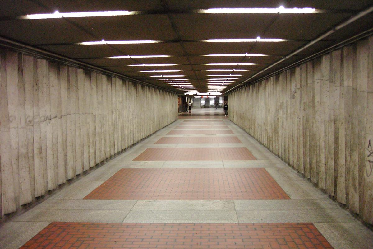 Station terminus Honoré-Beaugrand 01/27 ligne Verte métro de Montréal corridor d'accès à la station passant sous la rue Sherbrooke 