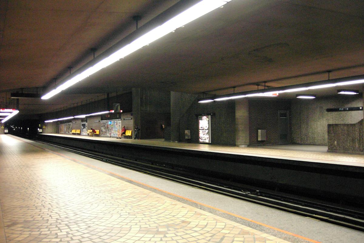 Fiche média no. 88595 Vue au niveau des quais en regardant vers l'est, photo prise sur le quai direction Angrignon de la station Pie-IX; 07/27 ligne Verte métro de Montréal