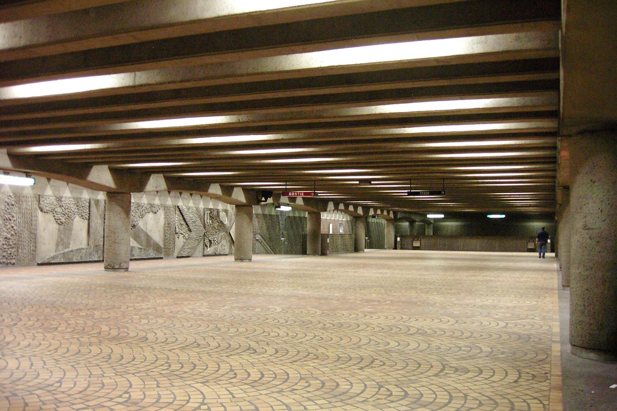Niveau mezzanine de la station Pie-IX, 07/27 ligne Verte métro de Montréal 