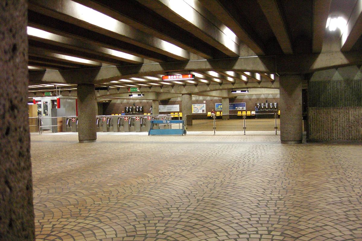 Vers la sortie, franchissement des tourniquets au niveau de la mezzanine, station Pie-Ix 07/27 ligne Verte métro de Montréal 