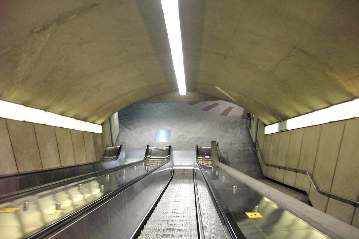 Station Plamondon; Escalier mécanique reliant l'édicule sud au niveau de la mezzanine de la station. 05/31 Ligne Orange Métro de Montréal 
