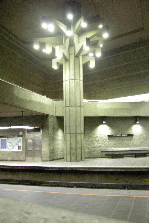 Fiche média no. 91025 Station Georges-Vanier; l'arbre de béton, colone stylisée supportant une partie du plafond de la station. À mi-hauteur de la photo, on voit la passerelle qui traverse les quais et les voies de la station. 12/31 Ligne Orange Métro de Montréal