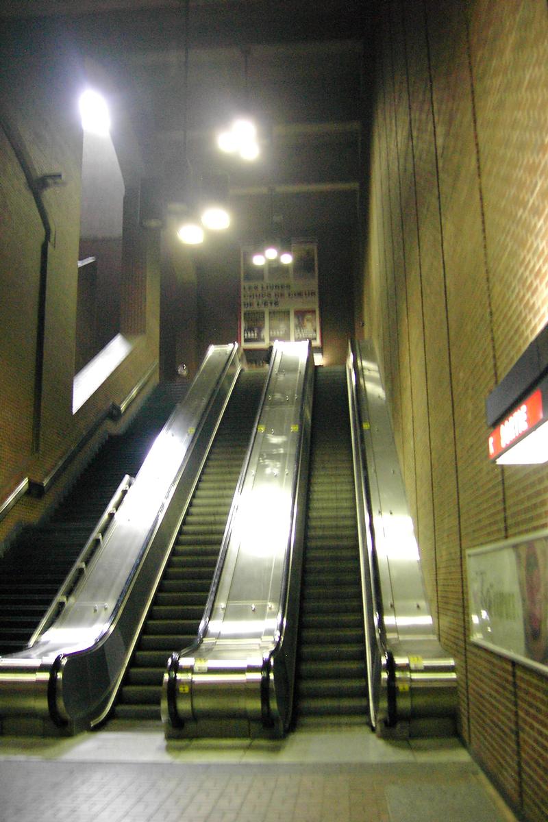 Fiche média no. 91127 Station Lucien-L'Allier; Aperçu du troisième série d'escaliers reliant le niveau mezzanine au fond, au niveau intermédiaire inférieur de la station. 13/31 Ligne Orange Métro de Montréal
