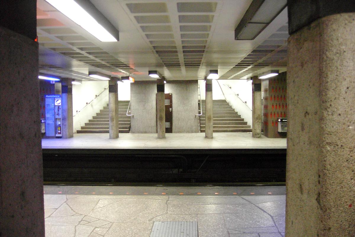 Fiche média no. 91749 Station Beaubien; Juste en dessous du niveau passerelle; on aperçoit de l'autre côté des voies, les escaliers du quai direction Côte-Vertu (vers la gauche), 23/31 Ligne Orange Métro de Montréal