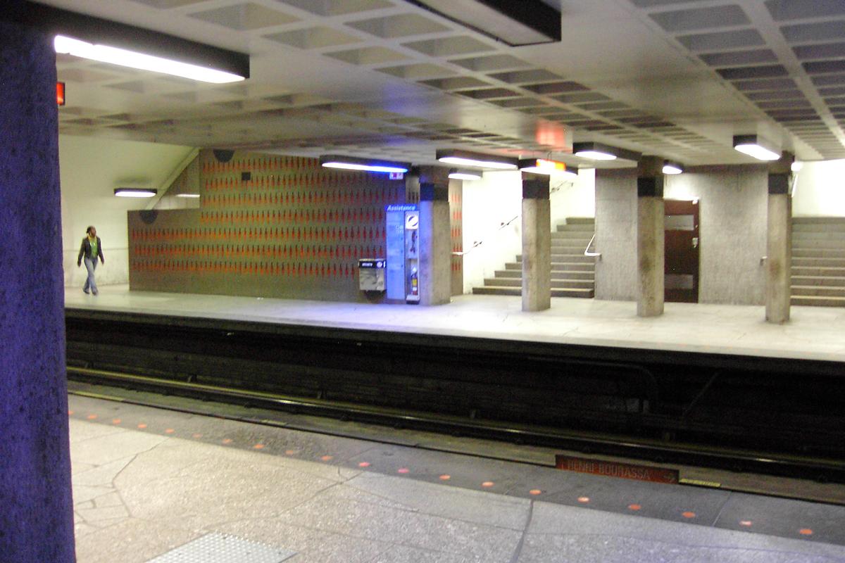 Fiche média no. 91748 Station Beaubien; Partie centrale de la station au niveau des quais, zone des escaliers. De l'autre côté de la voie, quai direction Côte-Vertu (vers la gauche). 23/31 Ligne Orange Métro de Montréal
