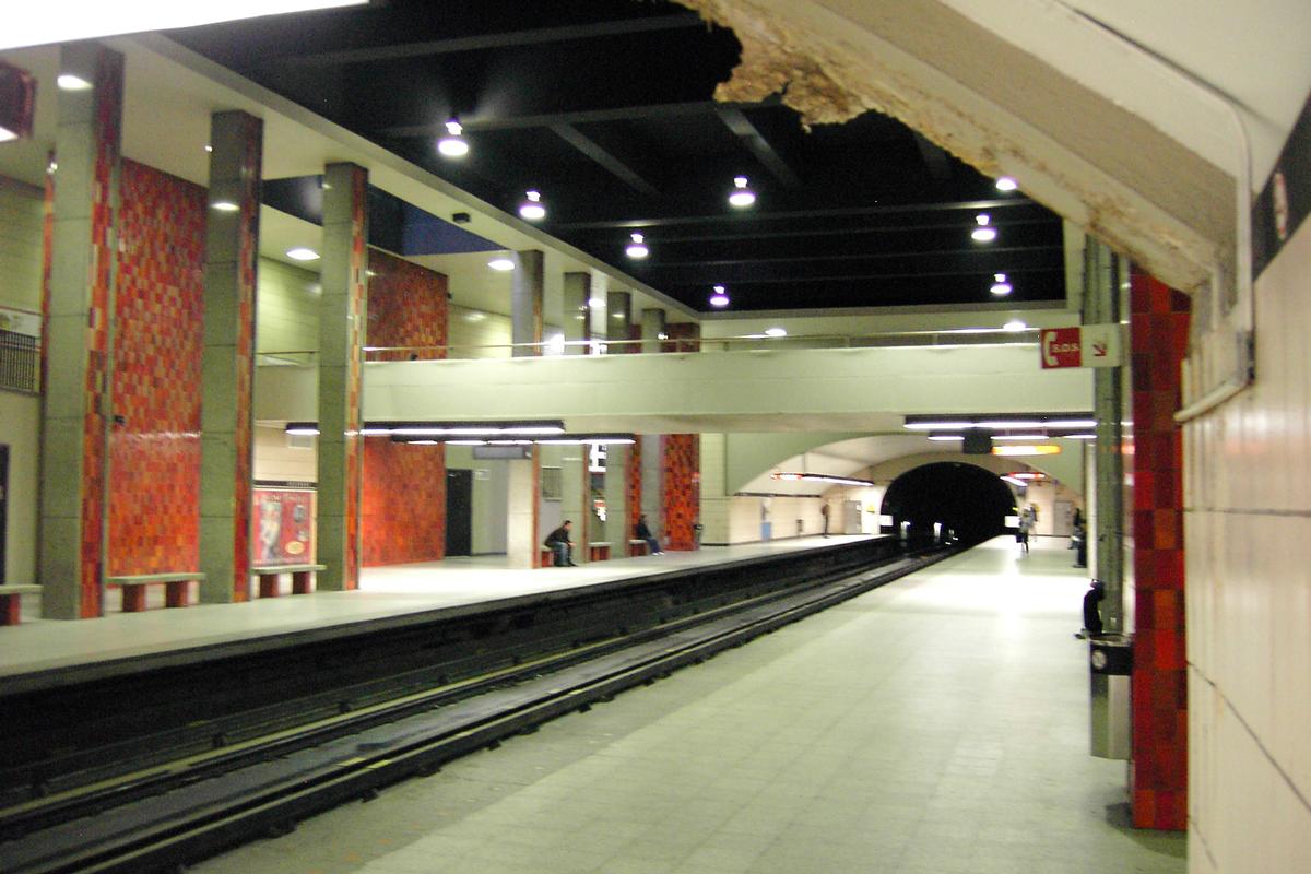 Station Rosemont; Aperçu de la grande salle, en regardant vers le Sud, en direction Côte-Vertu. 22/31 Ligne Orange Métro de Montréal 