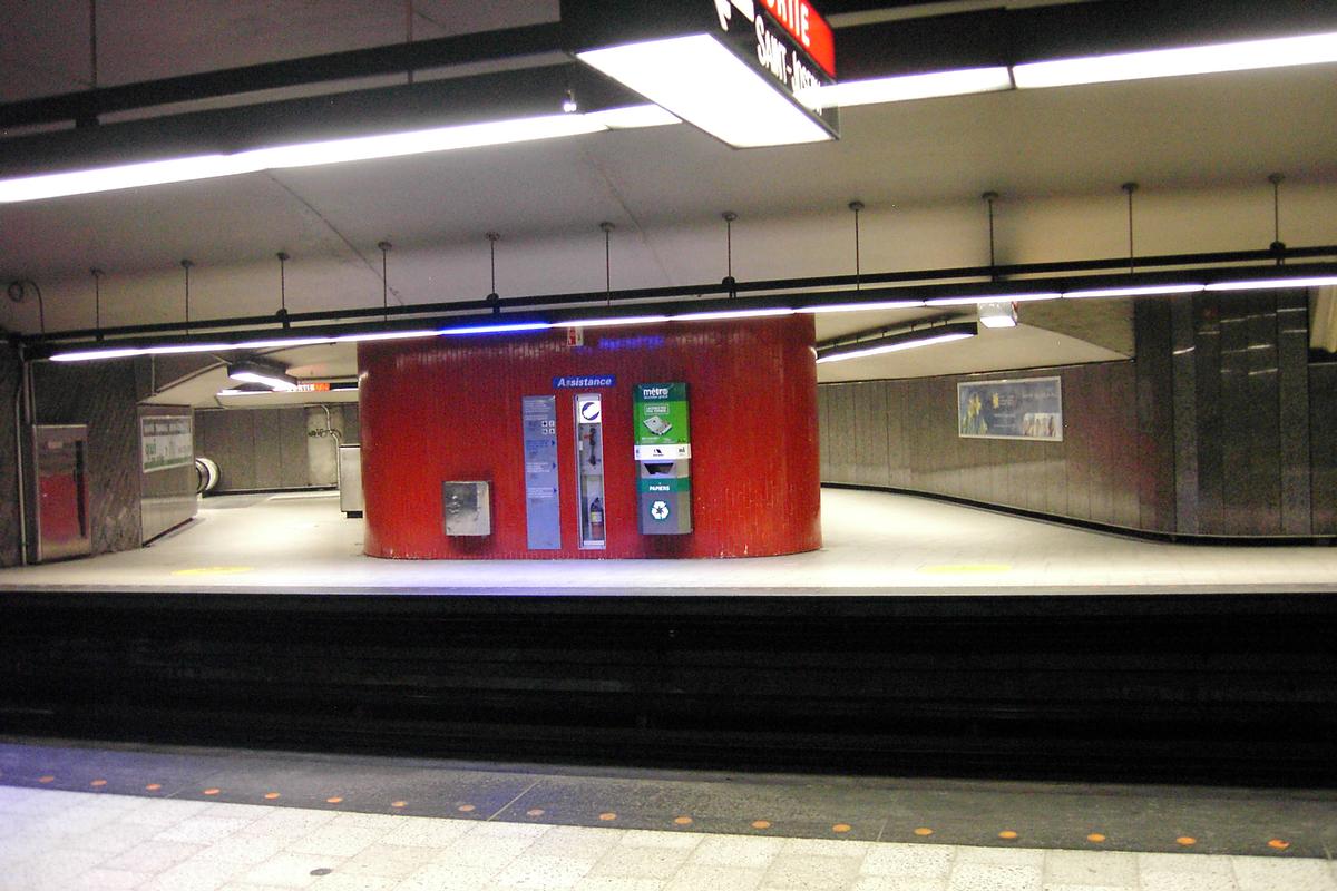 Fiche média no. 91724 Station Laurier; Aperçu du corridor d'accès desservant l'extrémité Sud du quai direction Côte-Vertu (à gauche). Dans le corridor à gauche du mur rouge, on peut distinguer l'extrémité d'un l'escalier mécanique, cet escalier permet aux usagers d'accéder au niveau passerelle, qui lui est plutôt un corridor tunnel franchissant les quais et les voies au dessus de l'extrémité de la station. 21/31 Ligne Orange Métro de Montréal