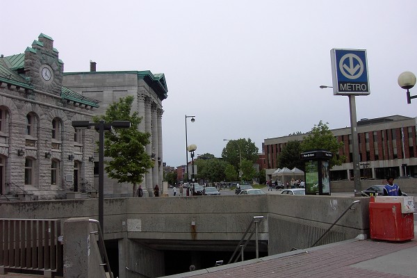 Station Place-Saint-Henri; édicule souterrain de la station; situé rue Notre-Dame Ouest. 10/31 Ligne Orange Métro de Montréal 