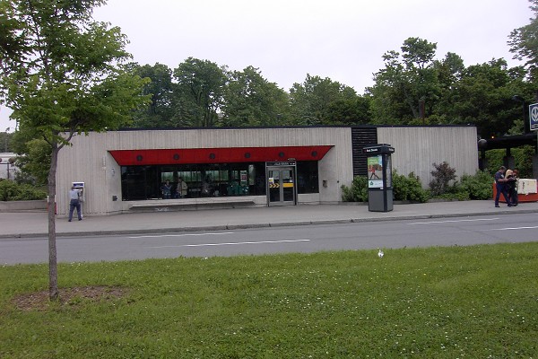 Station Villa-Maria; Édicule de la station; situé voie auxilliaire nord de l'autoroute Décarie. 08/31 Ligne Orange Métro de Montréal 