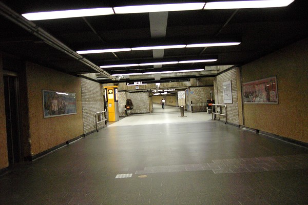 Fiche média no. 91205 Station Square-Victoria; Corridor d'accès à la station, en provenance de la rotonde souterraine de l'édicule Sud rejoignant la Place-Victoria. 15/31 Ligne Orange Métro de Montréal