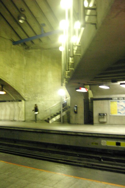 Fiche média no. 90752 Station Côte-Sainte-Catherine; Sur le quai direction Côte-Vertu (à droite), de l'autre côté, quai direction Montmorency (à gauche). Sous la mezzanine enjambant les voies et les quais. 06/31 Ligne Orange Métro de Montréal