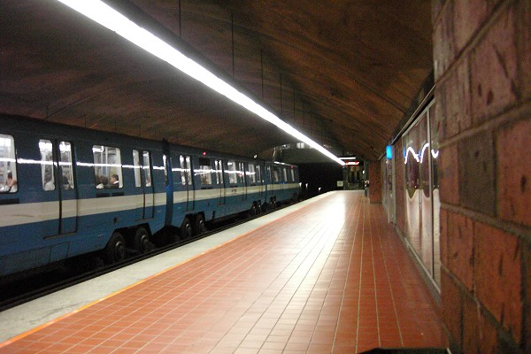 Métro von Montreal - Orange Linie - Bahnhof Namur 
