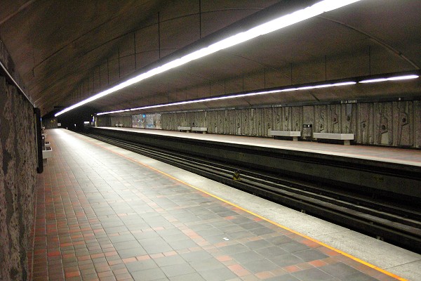 Fiche média no. 90577 Station De La Savane; regandant vers l'extrémité opposée à celle où se trouve la passerelle d'accès aux quais. 03/31 Ligne Orange Métro de Montréal