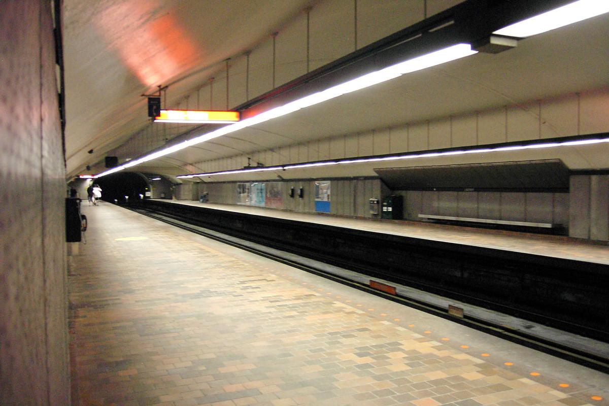 Fiche média no. 91920 Station Jarry; Sur le quai direction Côte-Vertu, mais en regardant en sens inverse, c'est-à-dire Montmorency. C'est à l'extrémité Nord que se trouvent les accès aux différents quais de la station. 25/31 Ligne Orange Métro de Montréal