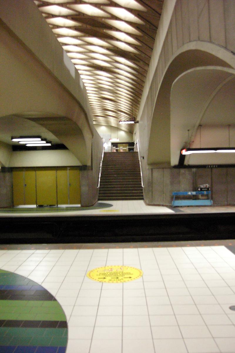 Fiche média no. 91918 Station Jarry; Juste en dessous de la passerelle qui franchit les quais et les voies de la station, elle est située à l'extrémité Nord de la station. Image prise sur le quai direction Côte-Vertu (vers la droite); la direction Montmorency est quant à elle, vers la gauche. 25/31 Ligne Orange Métro de Montréal