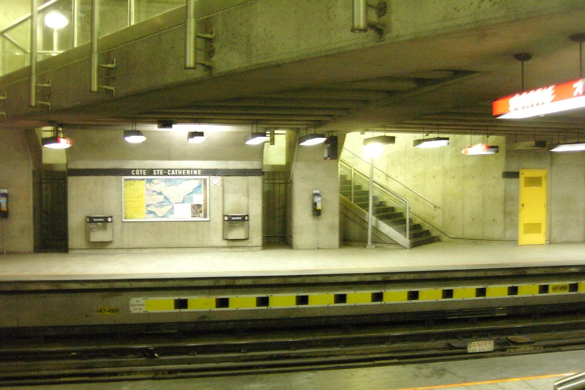 Fiche média no. 90754 Station Côte-Sainte-Catherine; Sous la mezzanine enjambant les voies et les quais de la station. Gauche direction Montmorency; à droite, direction Côte-Vertu. 06/31 Ligne Orange Métro de Montréal