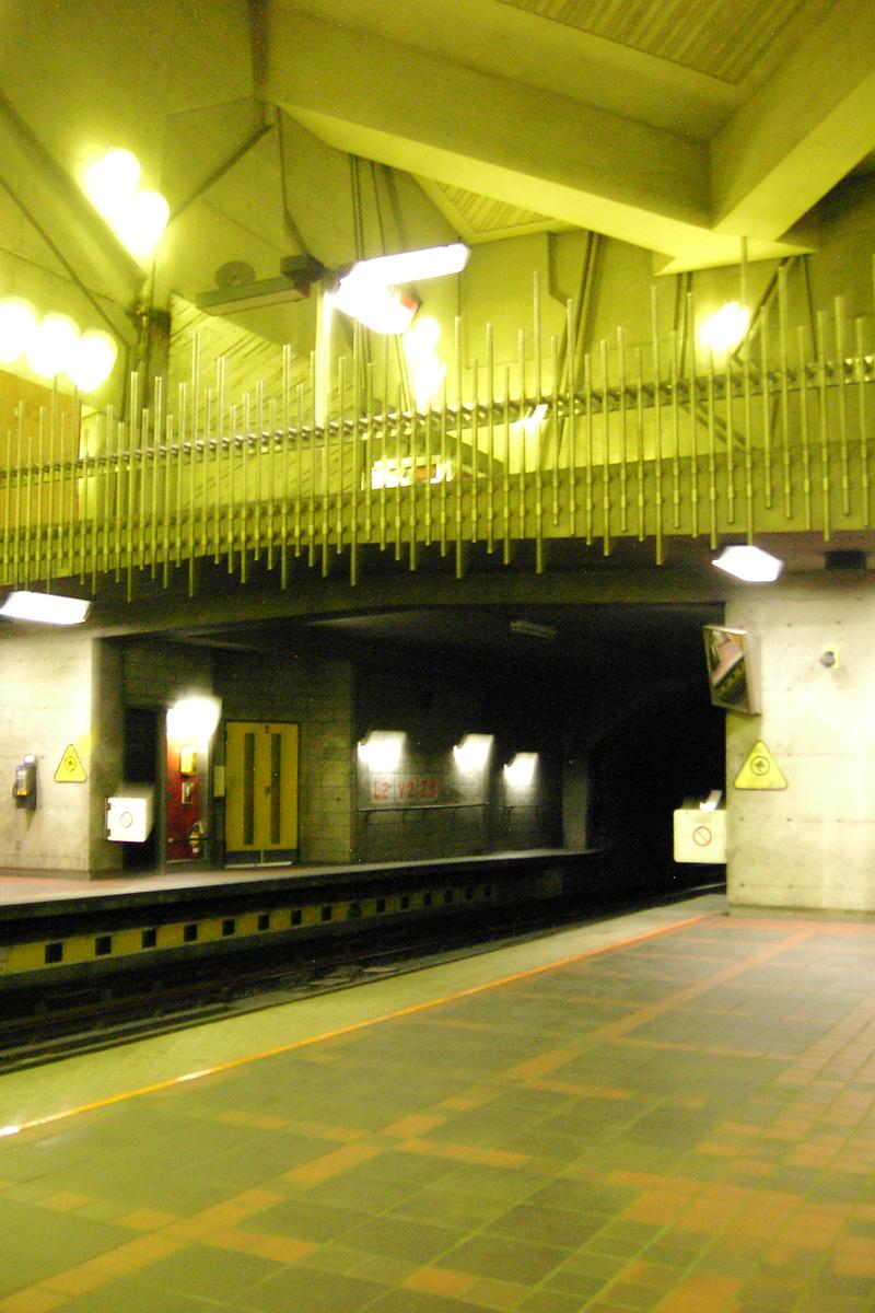 Fiche média no. 90576 Station De La Savane; Extrémité de la station, vue sur la passerelle enjambant les quais et les voies; cette passerelle se trouve à être le niveau mezzanine où est située la guérite de perception. 03/31 Ligne Orange Métro de Montréal