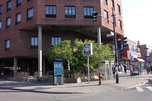 Fiche média no. 90538 Station terminale et de correspondance Snowdon; Édicule de la station intégré à un édifice qui est la propriété de la Société de Transports de Montréal; c'est situé à l'angle de l'avenue Westburn et du chemin Queen-Mary, arrondissement Notre-Dame de Grace. 12/12 Lignes Bleue et Orange Métro de Montréal