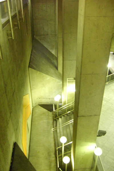 Fiche média no. 90749 Station Côte-Sainte-Catherine; vue du haut de l'escalier mécanique sur une partie de la mezzanine et l'escalier menant à un des quais. 06/31 Ligne Orange Métro de Montréal