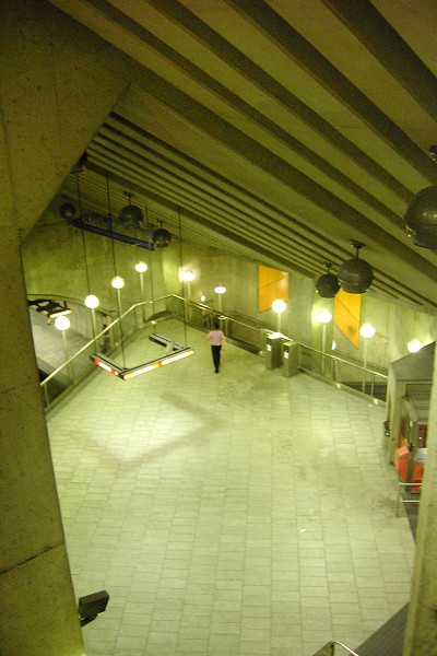 Fiche média no. 90750 Station Côte-Sainte-Catherine; vue quasi-totale sur le niveau de la mezzanine, à droite le truc de couleur orange, c'est la guérite de perception; à gauche à mi hauteur de l'image, on aperçoit le quai direction Montmorency 06/31 Ligne Orange Métro de Montréal