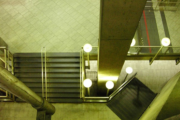 Fiche média no. 90748 Station Côte-Sainte-Catherine; vue du haut d'un balcon situé au niveau sous la rue, on voit en bas à droite le niveau du quai; et le niveau supérieur, en haut du deuxième escalier de gauche, c'est le niveau de la mezzanine (guérite de perception). 06/31 Ligne Orange Métro de Montréal