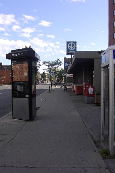 Station Jarry; vue latérale de l'édicule de la station, édicule situé angle Jarry et Saint-Denis. 25/31 Ligne Orange Métro de Montréal 