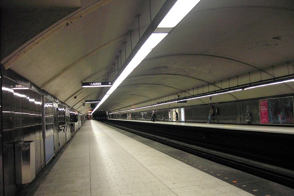 Métro von Montreal - Orange Linie - Bahnhof Laurier 