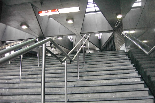 Fiche média no. 91718 Station Laurier; En quittant le niveau de la guérite, pour accéder aux escaliers menant en surface dans l'édicule Sud; Un aperçu des couleurs et détails du plafond de l'édicule, 21/31 Ligne Orange Métro de Montréal