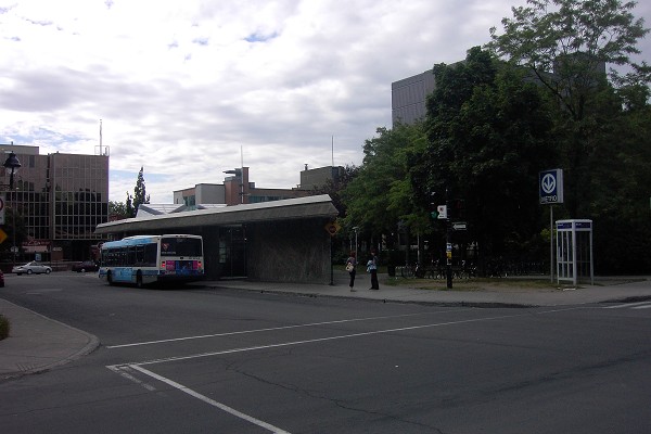 Fiche média no. 91705 Station Laurier; Versant Nord-Est de l'édicule Sud de la station; image captée sur le terre-plein du boulevard Saint-Joseph; au fond, en arrière de l'édicule, c'est la rue Gilford. Arrondissement Plateau-Mont-Royal. 21/31 Ligne Orange Métro de Montréal