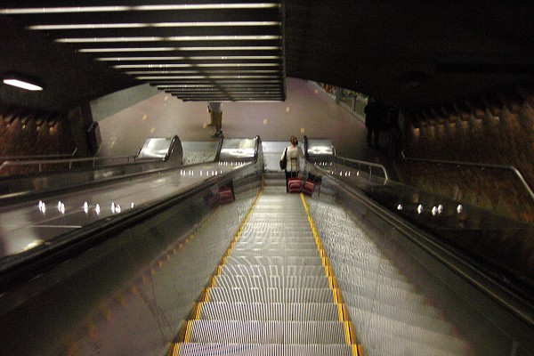 Station Mont-Royal Escalier mécanique menant de l'édicule au niveau de la guérite de perception en bas. 20/31 Ligne Orange Métro de Montréal