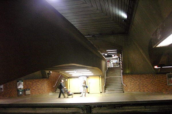 Fiche média no. 91402 Station Mont-Royal; Escaliers d'accès aux quais de la station, à proximité de la passerelle enjambant les quais et les voies de la station. À gauche direction Côte-Vertu (Sud), à droite direction Montmorency (Nord). 20/31 Ligne Orange Métro de Montréal