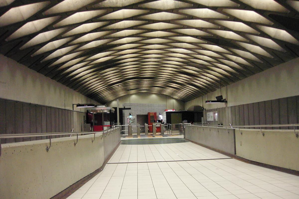 Fiche média no. 91917 Station Jarry; Au fond de la passerelle, regardant vers la guérite de perception; Au bout du mur de droite, sous la voute, c'est l'escalier mécanique qui mène en surface. 25/31 Ligne Orange Métro de Montréal